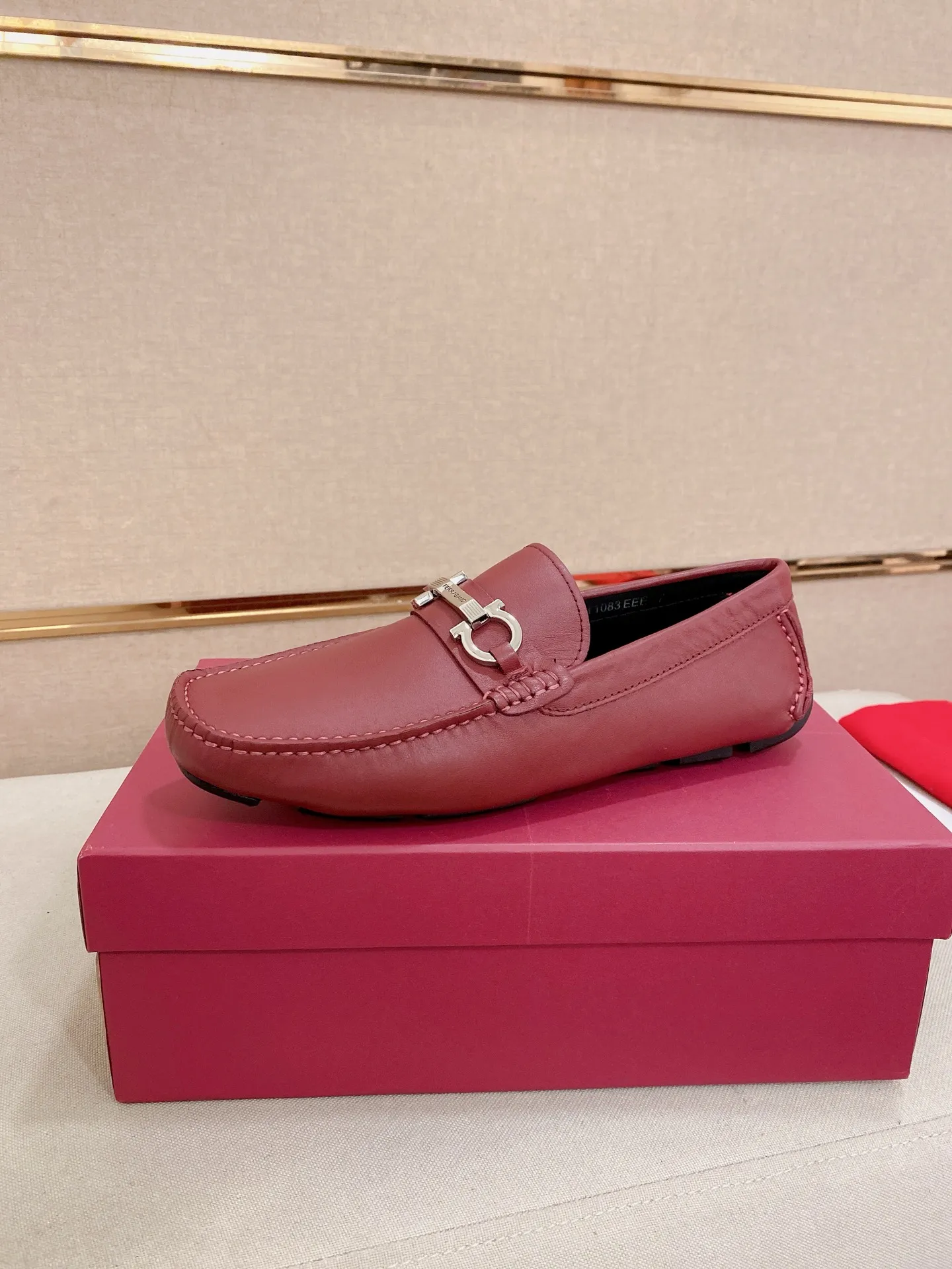 Men's shoes💰: 540💰High-end quality! Ferragamo🆕🆕Exclusive hot-selling products in stock🔥🔥New products on the shelves, high-quality Ferragamo men's pea shoes, high-end casual driving shoes, with complete packaging! 💪 💪 Material: imported first-layer pebbled cowhide 🐂 + imported high-quality water-dyed cowhide lining + wear-resistant outsole 👍🏻👍🏻 Features: high-end and comfortable, purely handmade 🚀 🚀 Create the perfect shoe that suits you best 🔥 🔥 Size: (38-44) 45 standard size can be customized!